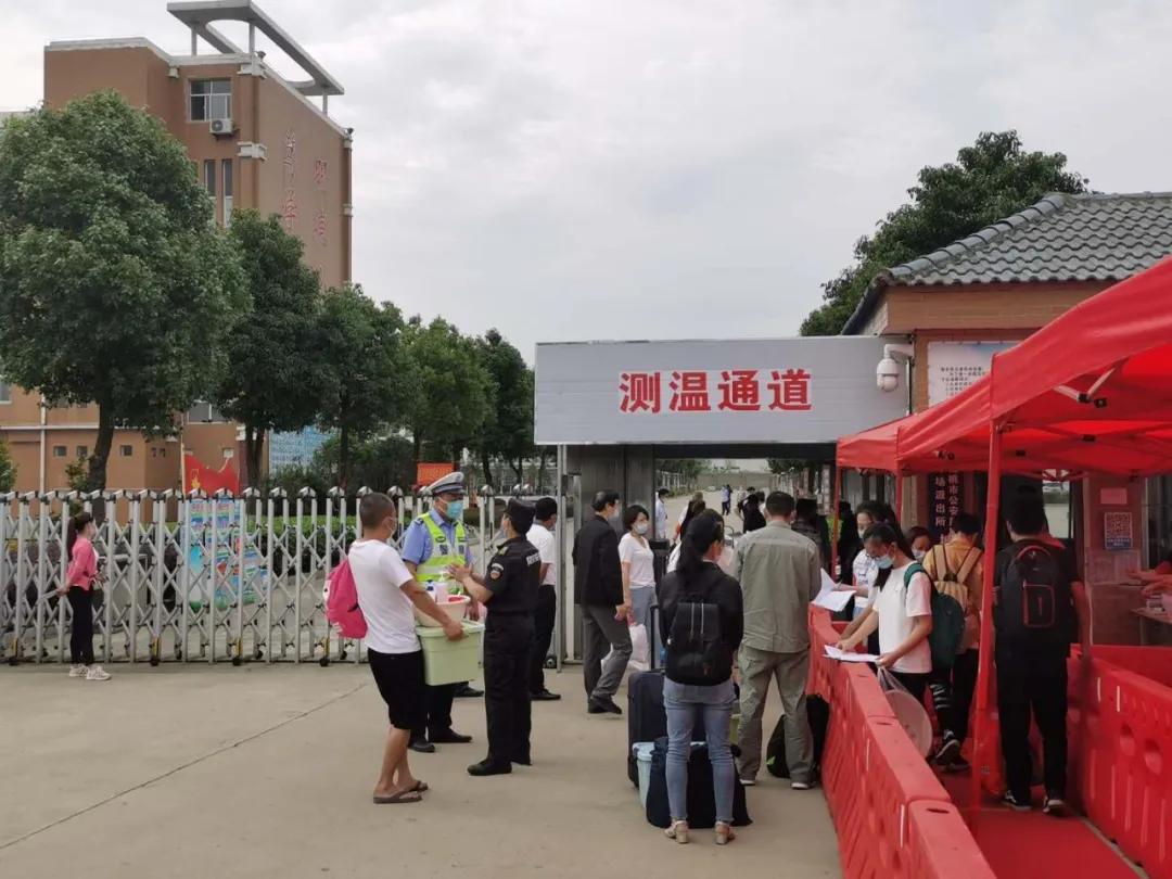 初三开学啦!仙桃公安暖心护航