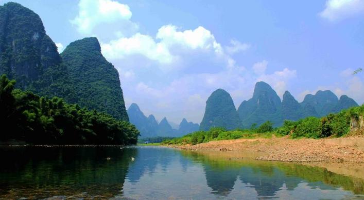 现在年轻人多数在做电商发家，还有什么行业更适合年轻人发展？