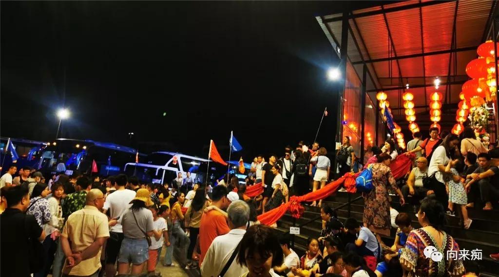 泰国一人行芭提雅跳伞,泰国三人行歌曲