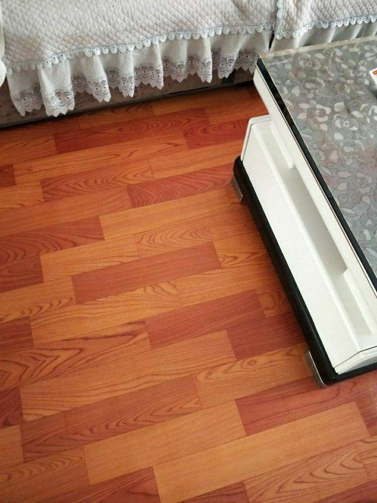 毛坯地面铺什么最省钱地板革,如何自己铺设地板革