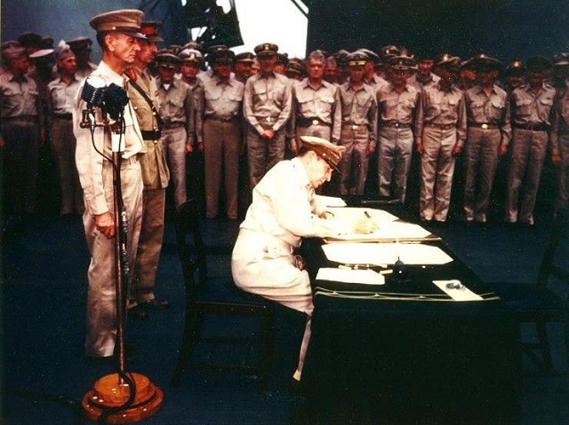 这位美军中将二战中投降日本,战后竟戏剧般地成为美国国家英雄!