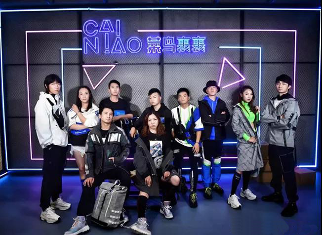 羽绒服和冲锋衣哪个更宽,羽绒服和冲锋衣哪个更适合户外