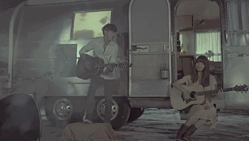 真正的会弹吉他的人,会弹吉他的人给人的感觉