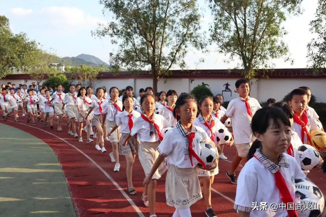 武夷山：给力！湖桃小学获“中国足球发展基金”捐赠