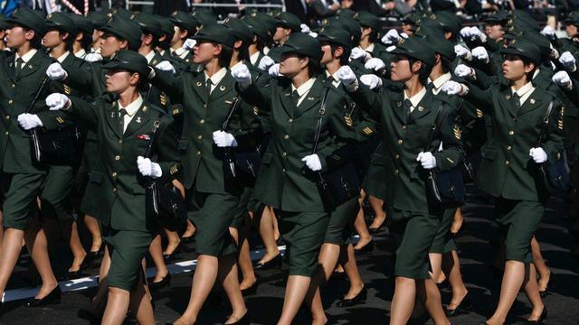 日本自卫队女兵戴挎包阅兵,日本阅兵式女兵