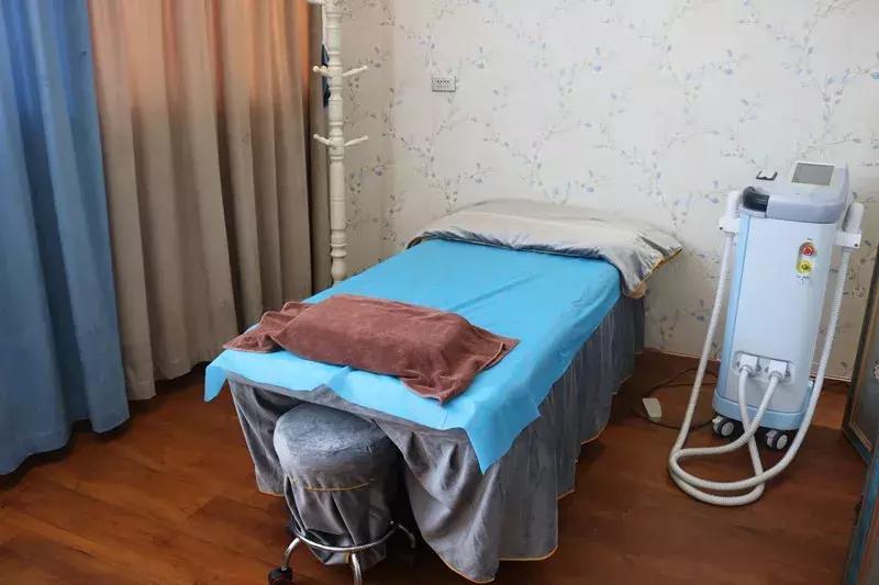 揭秘！天津路这家店，门口停满豪车！还不时有各种靓丽女子进出.