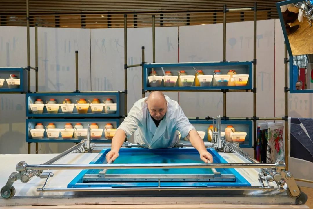 爱马仕丝巾为啥这么贵？7万多种颜色耗时两年看完就觉得值了