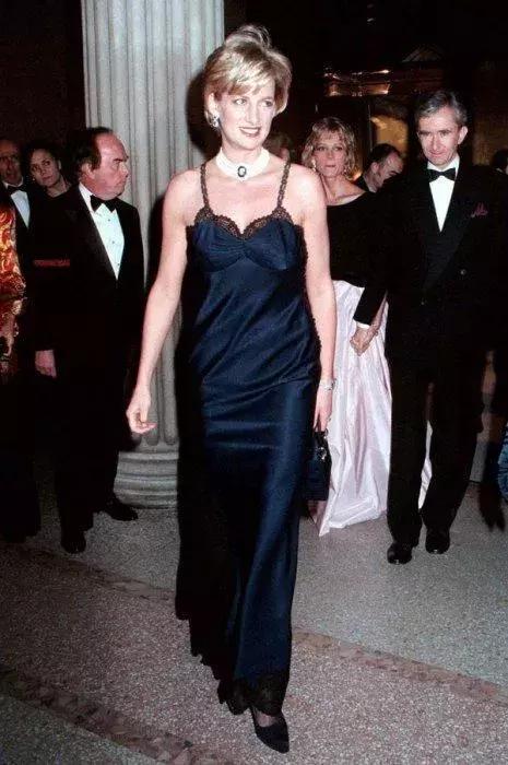 洋气上档次吊带裙秋冬内搭,今年最火的吊带裙内搭