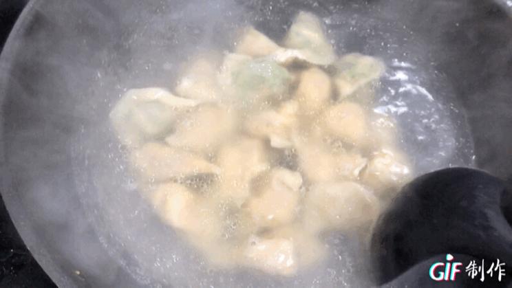 冰箱里冻的饺子怎么煮不会破皮呀,煮饺子切记不可开水就下锅