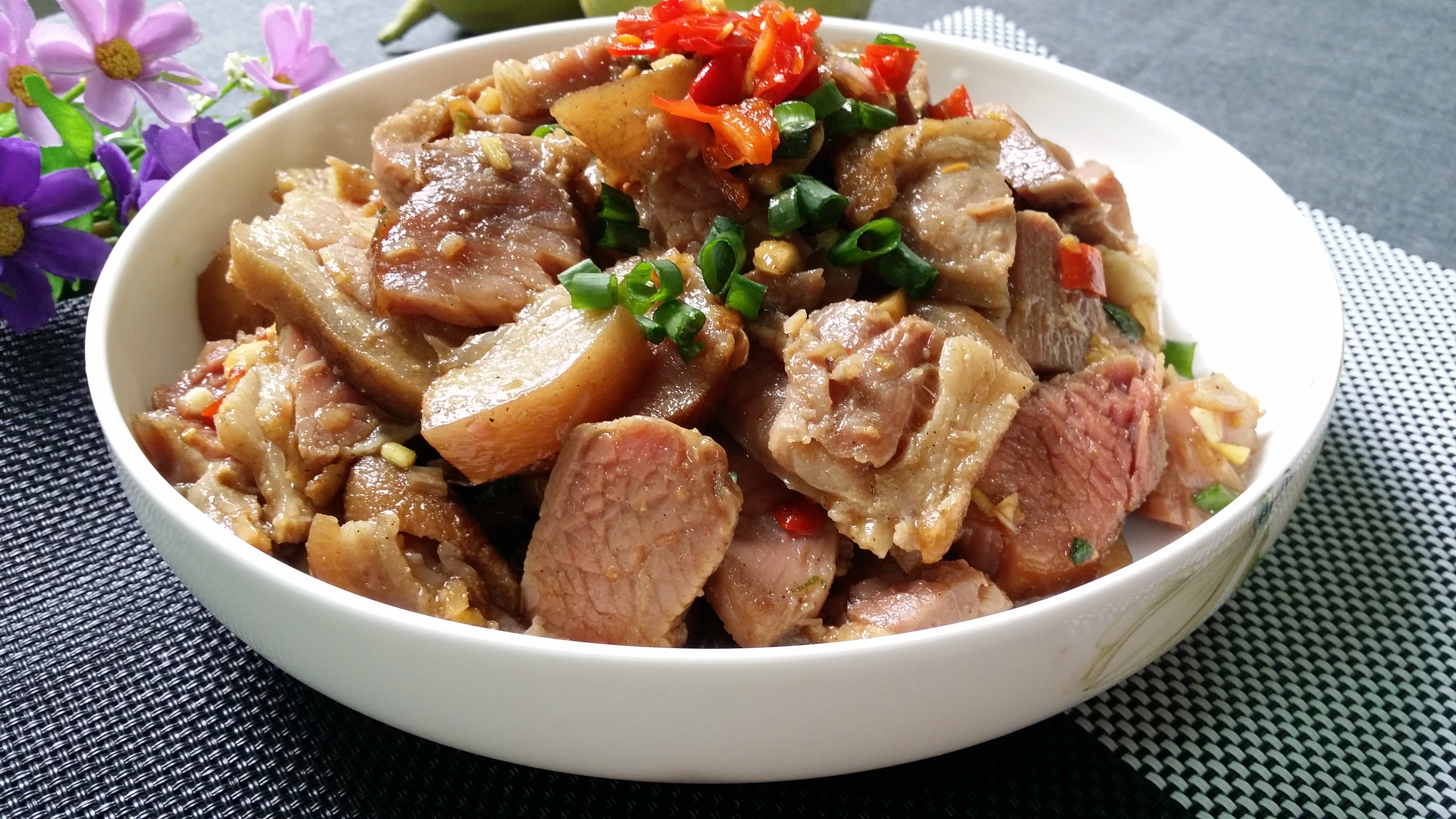 红烧腊猪蹄软糯不油腻,红烧腊猪蹄怎么做好吃又软烂