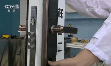 智能门锁被小黑盒子打开视频,央视曝光电子锁名单