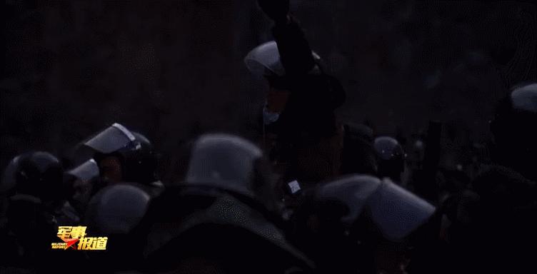 中国军人用血肉之躯肆虐洪水,00后解放军官兵抗震救灾