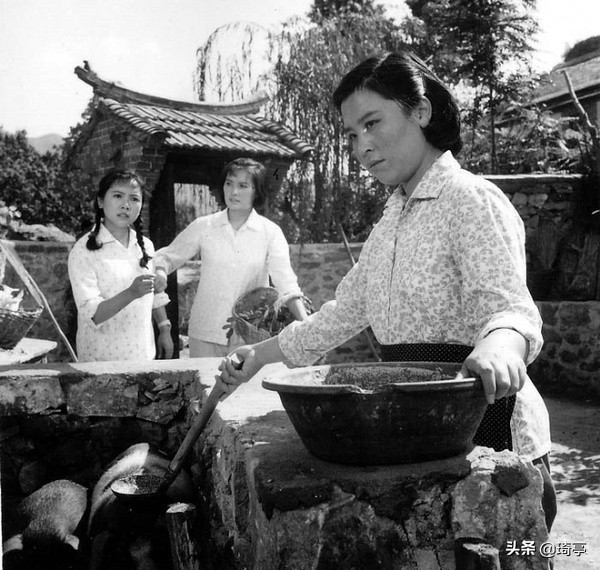 老电影喜盈门片段,喜盈门爷爷化解矛盾