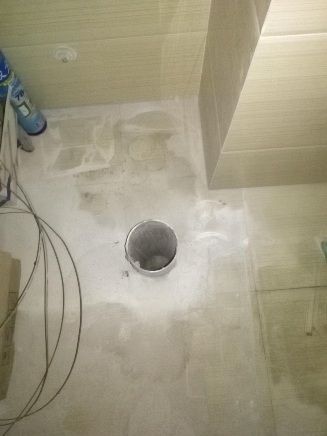 钢锯条锯马桶下水管多余部分,马桶下水管被师傅切平了