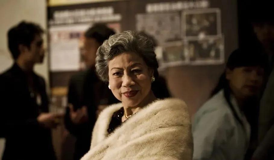 还记得“神婆专业户”罗兰吗?85岁的她如今过得怎么样