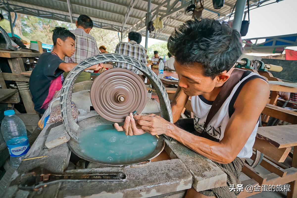 缅甸翡翠地摊市场收货直播,带大家看缅甸翡翠直播现场