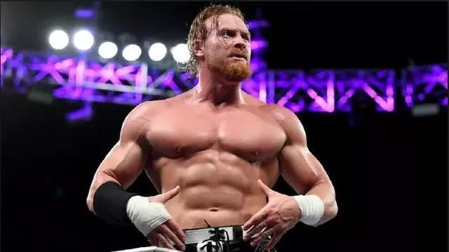 他曾经是WWE小妖精的男友，可两人的待遇却与相差悬殊