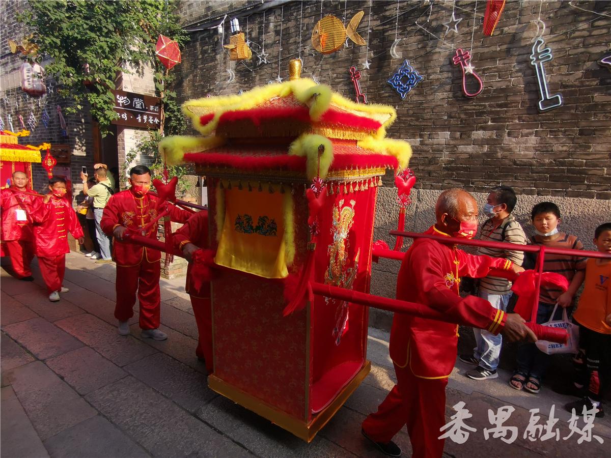 这场岭南传统中式集体婚礼让游客大饱眼福/番禺沙湾古镇举行第三届岭南中式婚俗文化月系列活动