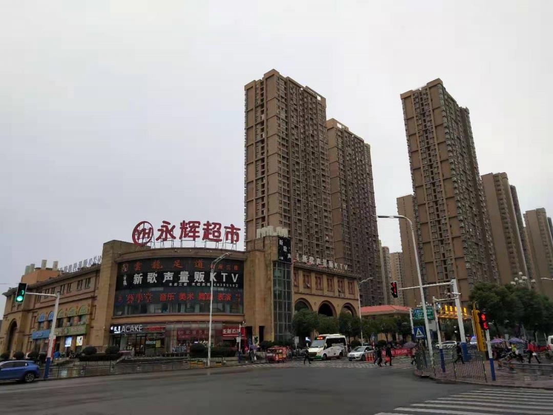 一路之隔繁华程度不一样,一路之隔和万人空巷的区别