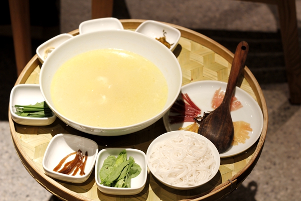 过桥米线总共有多少个配菜,过桥米线图片12种配菜