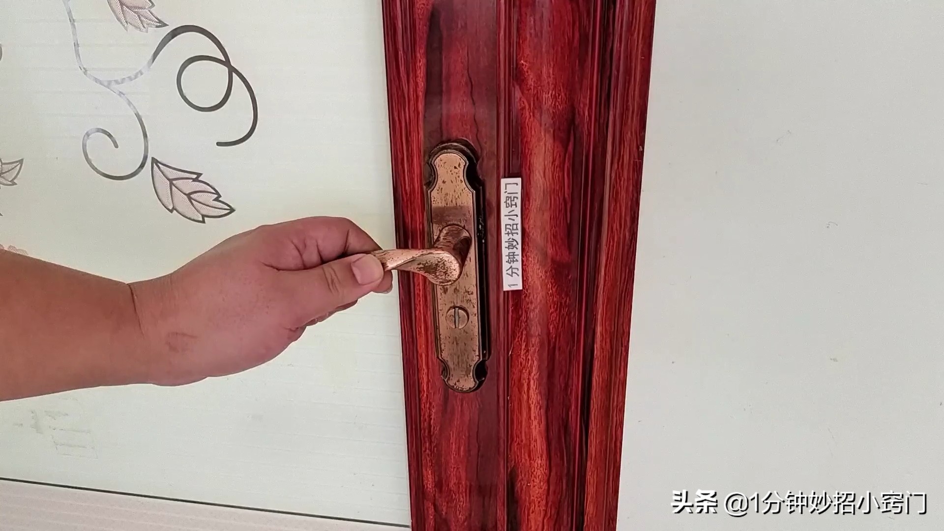 卫生间门被反锁了怎么用纸片打开,卫生间门被反锁如何开