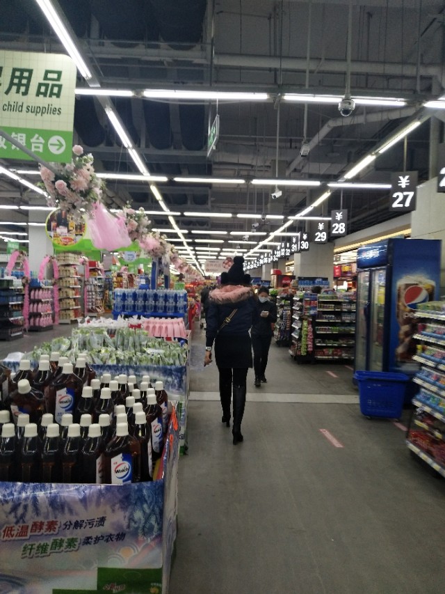 2月23号长春欧亚卖场的掠影，完全的智能检测系统，测体温不停步