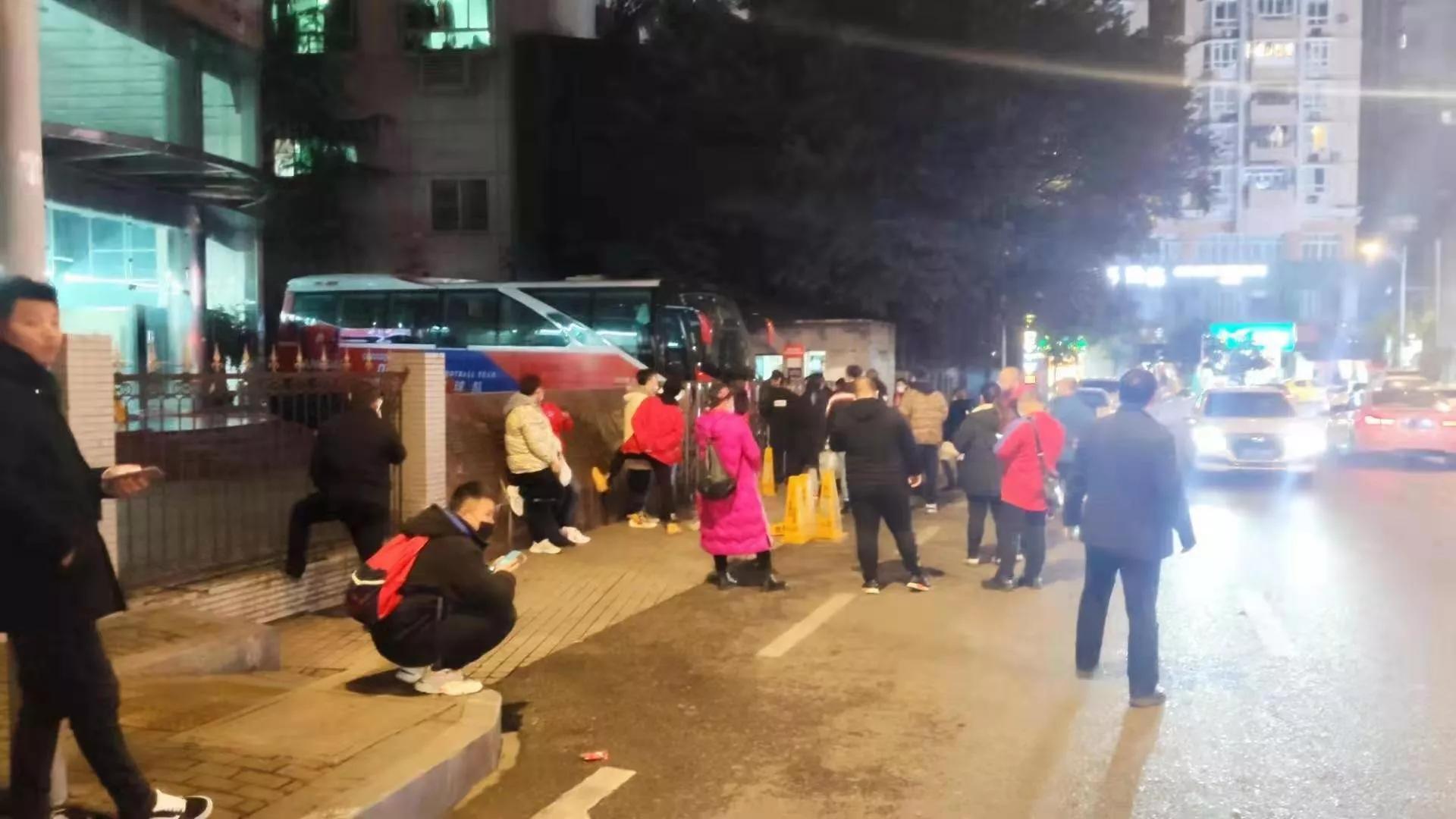 仅3成球迷支持重庆队“苟活”！承认吧，我们爱的不是足球本身