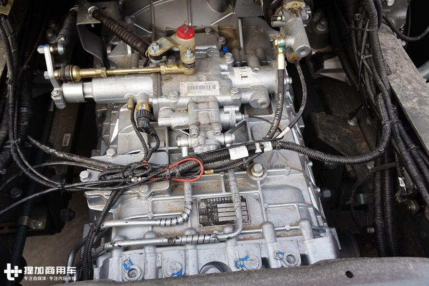 来自中国重汽的国民重卡，老司机带您重新认识豪沃T7H牵引车