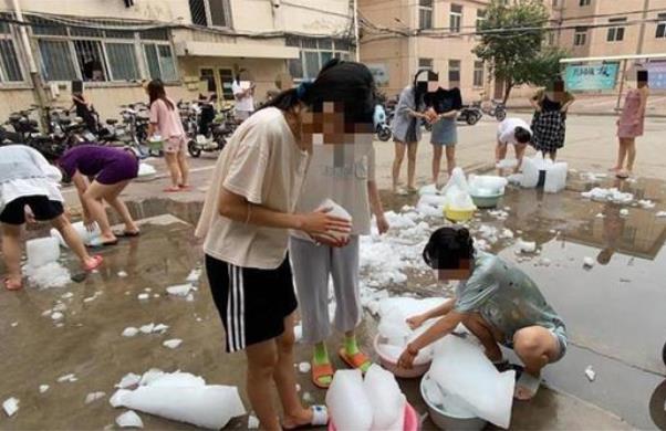 大学降温五种方法,天气太热了放冰块给室友降降温