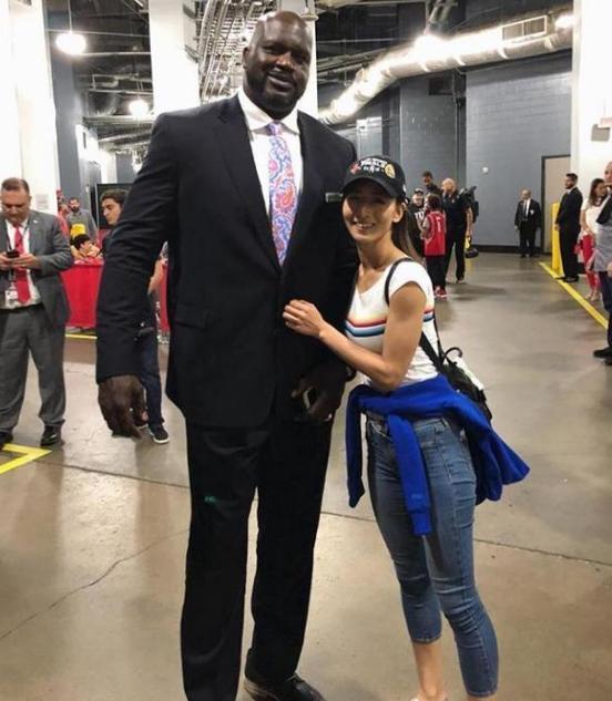 她是最美NBA记者，拥有“日本第一美臀”，坦言更喜欢强壮的黑人