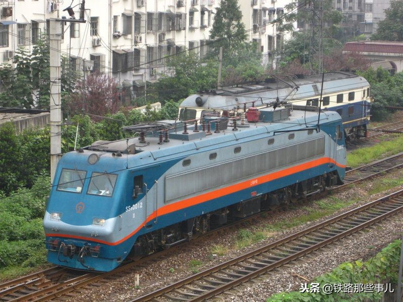 韶山ss9型电力机车夜晚进站,韶山SS9型准高速电力机车