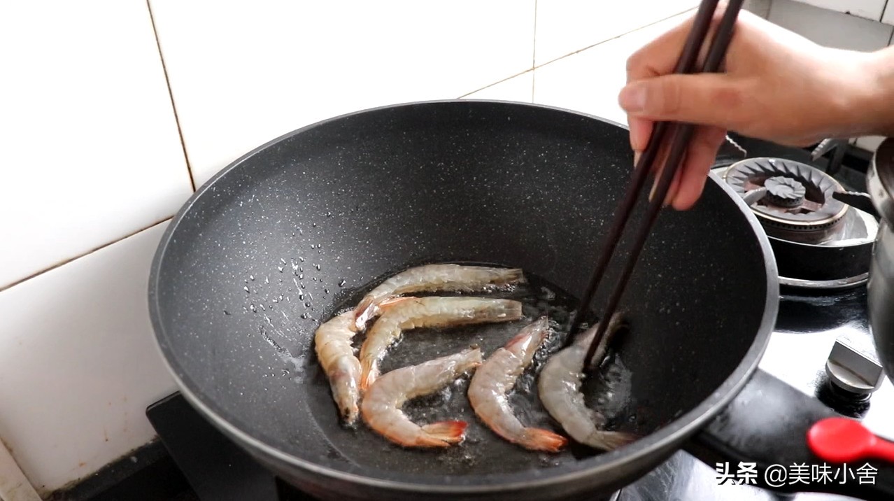 油焖大虾的家常做法最正宗的做法,油焖大虾香酥鲜嫩大人小孩都爱吃