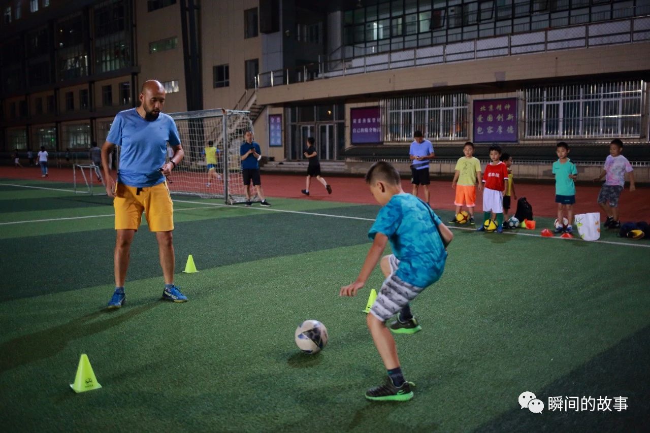 少年足球雨中训练,加油吧少年足球训练