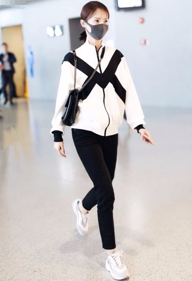 适合学生党的显瘦百搭裤子,阔腿牛仔裤搭配短款连帽卫衣学生