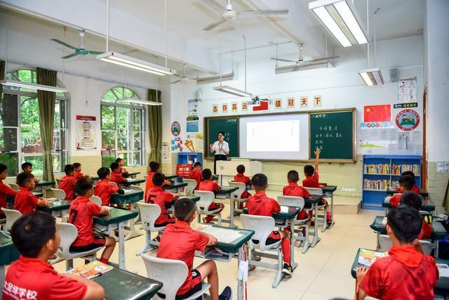 恒大足校文化教育,恒大足校与根宝足校