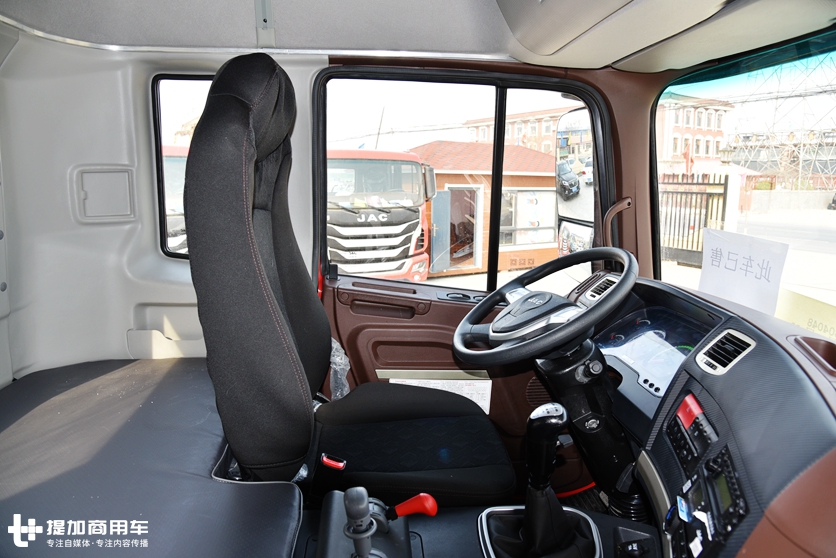 格尔发7.8米厢式货车自重,自重7.5吨牵引车