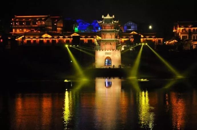 看重庆洪崖洞夜景去哪里,看重庆洪崖洞朝天门夜景最佳位置