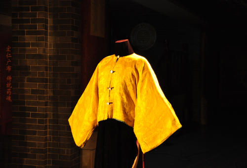 清朝历史上被皇帝赏赐龙袍的人,清朝的皇宫侍卫为什么都穿黄马褂