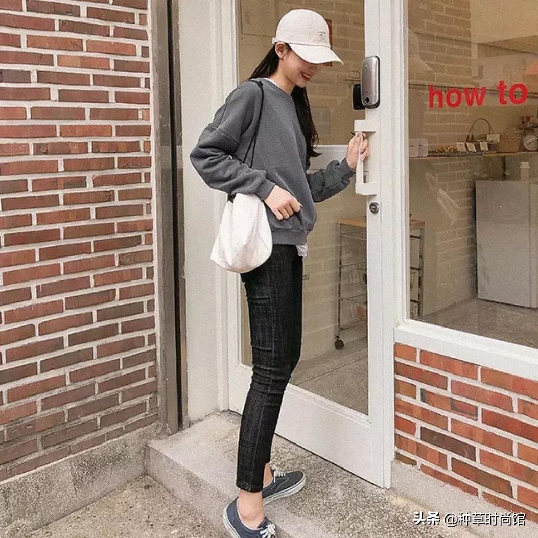 人手一件的卫衣怎么穿才时髦高级,女孩穿什么颜色卫衣洋气