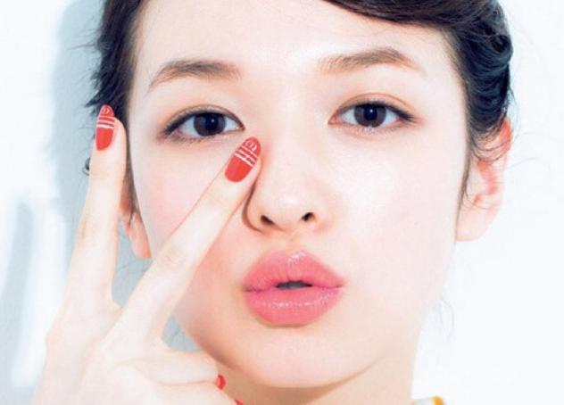 嘴唇干燥起皮用什么润唇膏最好,为什么涂了润唇膏嘴巴容易起皮