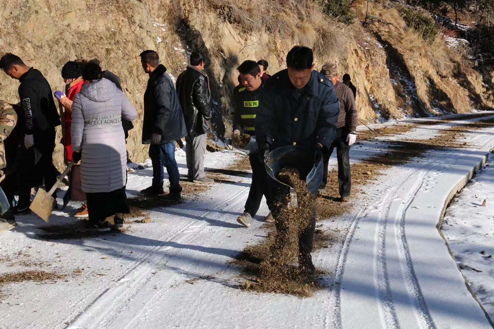 坚守交通一线守护人民群众平安,连续奋战30天后他累倒在警车里