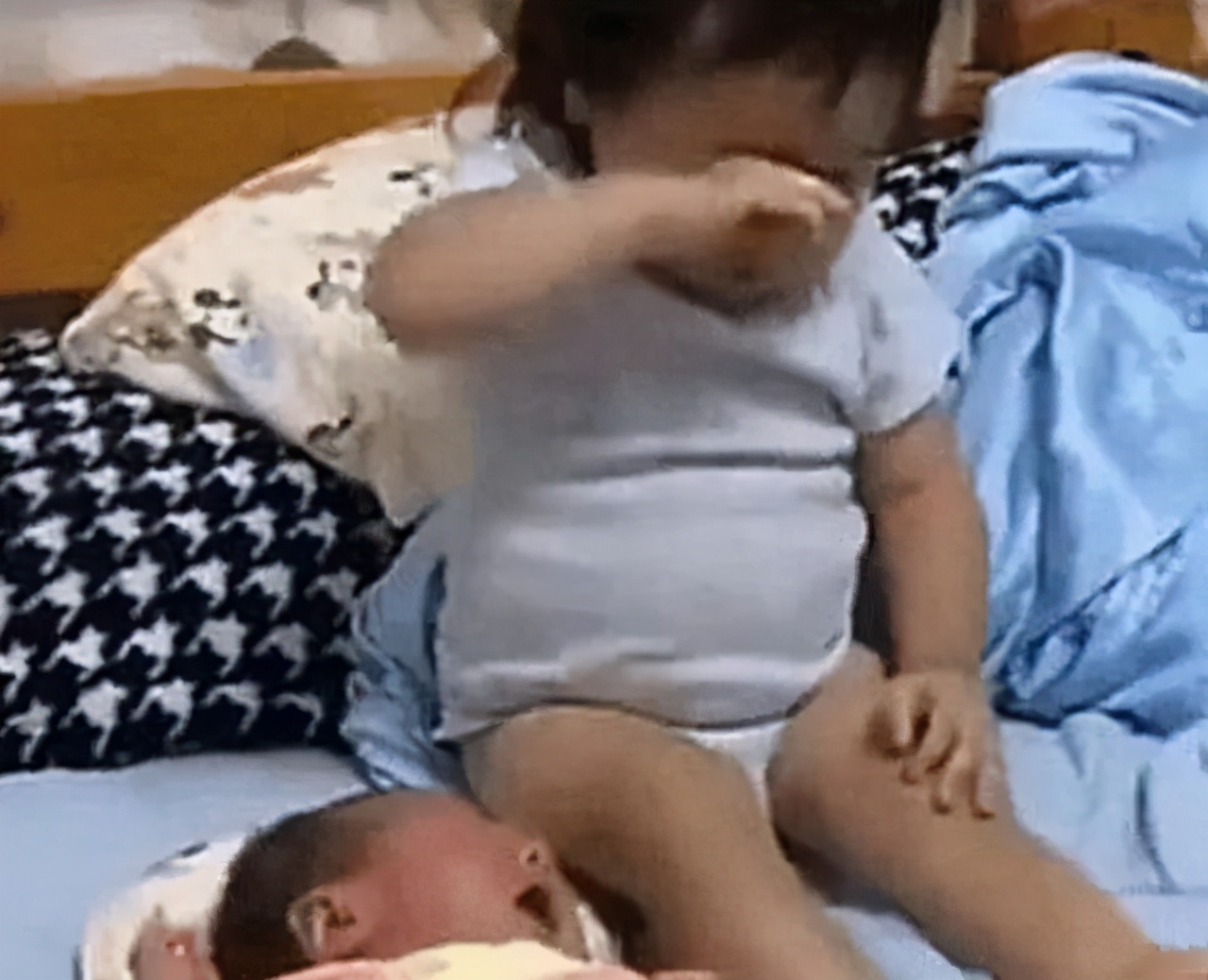 严厉姐姐训弟弟,严厉的姐姐教育弟弟