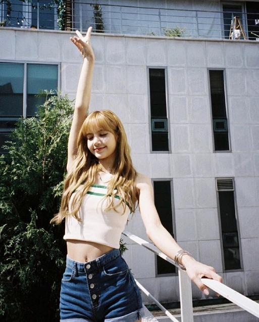 lisa穿搭牛仔外套搭长裙,lisa同款牛仔裤怎么搭配