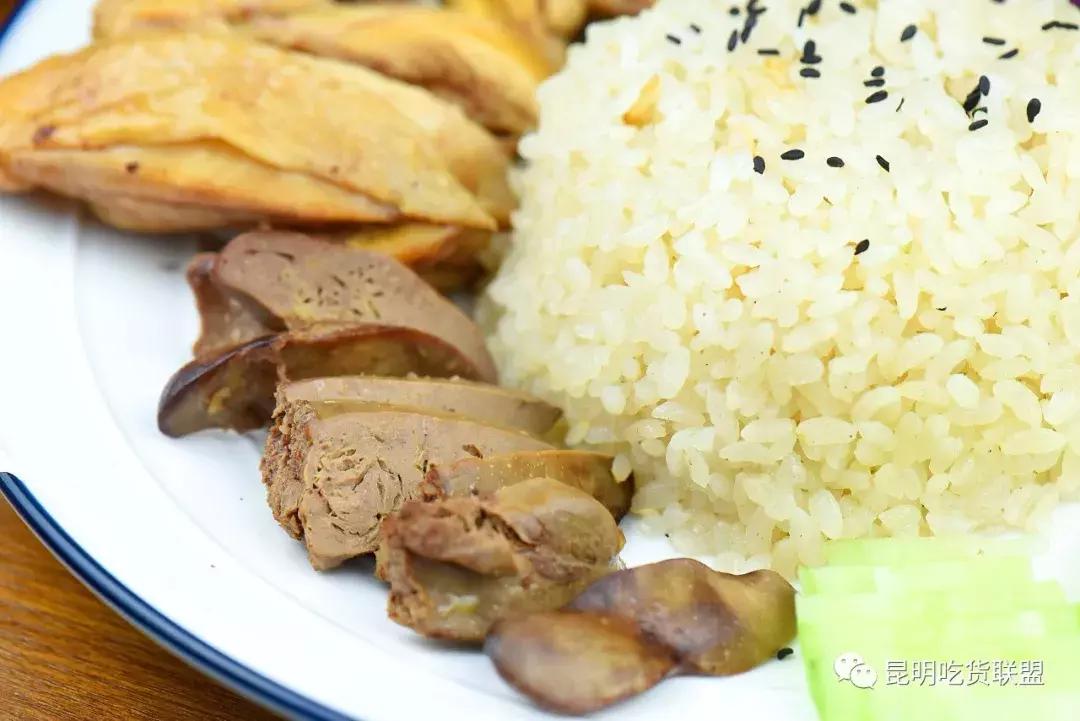 昆明2环边巷子里的小店，1杯咖啡+1份简餐，感觉我又去到了泰国