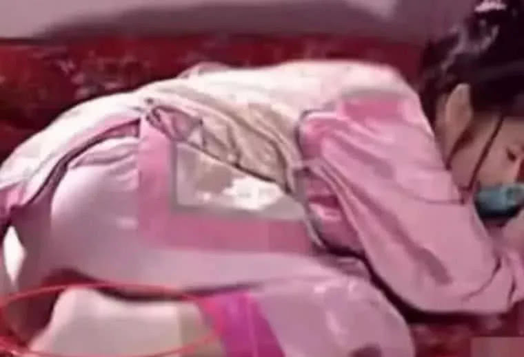 雍正被康熙秘密召见穿帮镜头,雍正穿帮镜头运动鞋