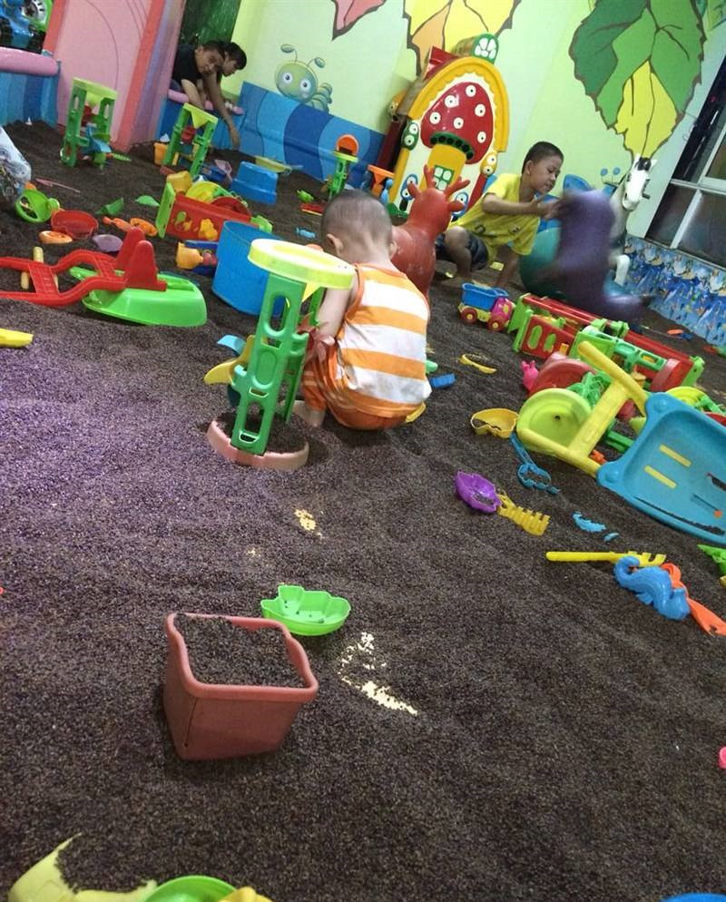 妈妈带儿子去游乐园，孩子突然喊耳朵疼，医生的话让宝妈后怕不已