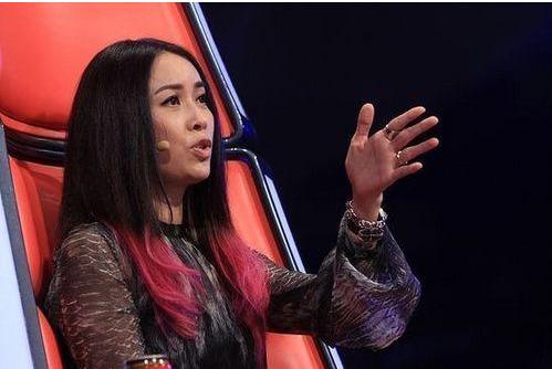 父亲是快刀浪子高峰，母亲是天后那英，今16岁的高兴怎么样了