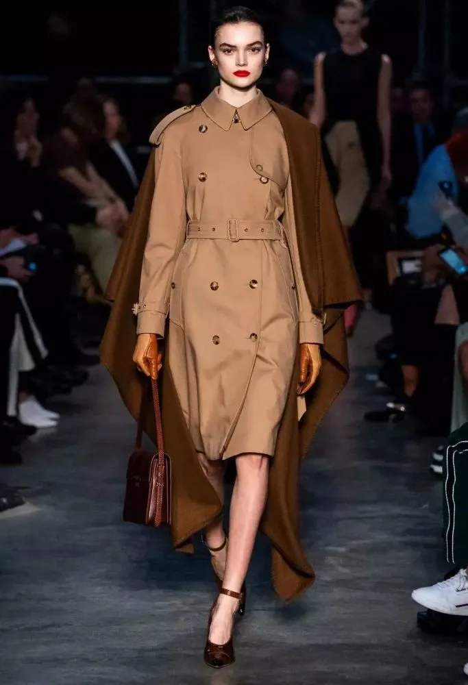 巧克力色中长款搭配,巧克力色搭配什么颜色内搭好看