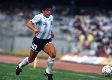 球场夜空中最亮的星,足球史上十大令人感动的球星