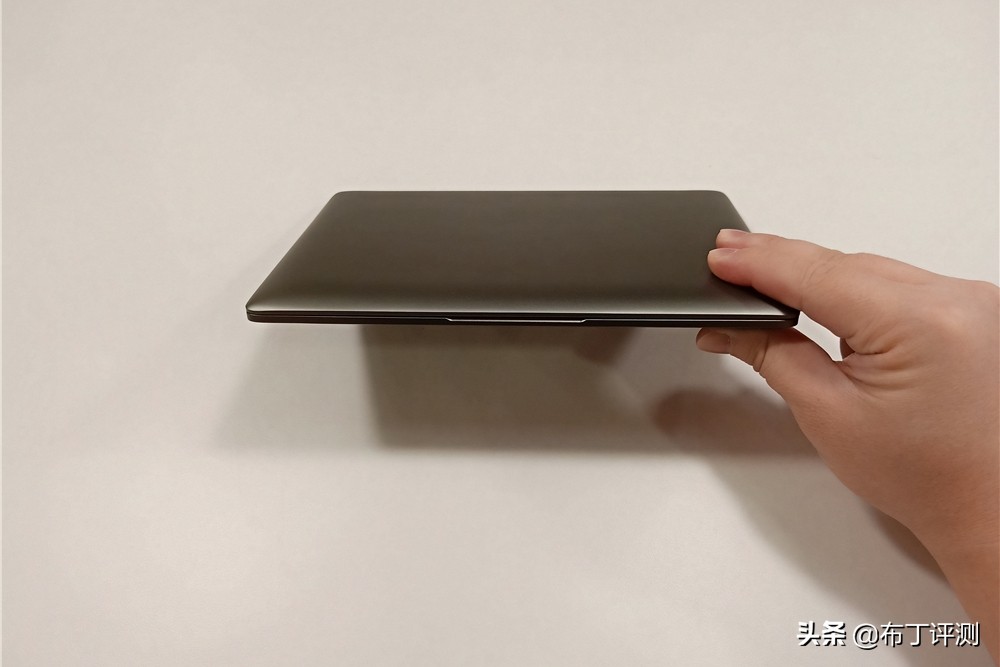 小巧轻薄易携带，更适合移动办公的掌上笔记本电脑